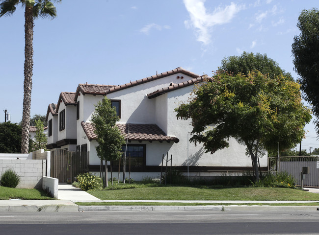 222 S Idaho St in La Habra, CA - Foto de edificio - Building Photo