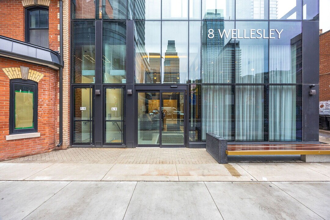 8 Wellesley St W in Toronto, ON - Building Photo