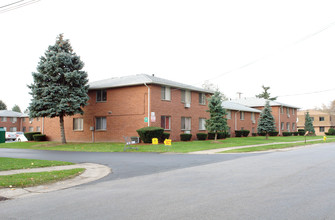 Pine Ridge Crossing in Rochester, NY - Building Photo - Building Photo