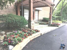 5820 Oakwood Dr in Lisle, IL - Building Photo