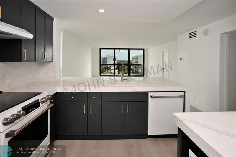 4800 Bayview Dr in Fort Lauderdale, FL - Foto de edificio
