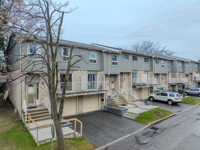52 Surbray Grv in Mississauga, ON - Building Photo - Building Photo
