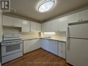 128 St Augustine Dr in St Catharines, ON - Building Photo - Building Photo