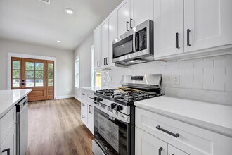 204 Booker T Washington St in Conroe, TX - Building Photo - Building Photo