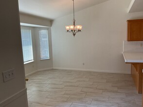 1077 W Saffron St in Hanford, CA - Building Photo - Building Photo