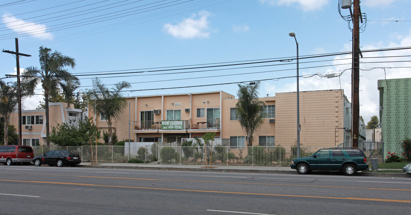 6633 Woodley Ave in Van Nuys, CA - Foto de edificio