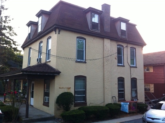 4 Center Ave in Morgantown, PA - Building Photo