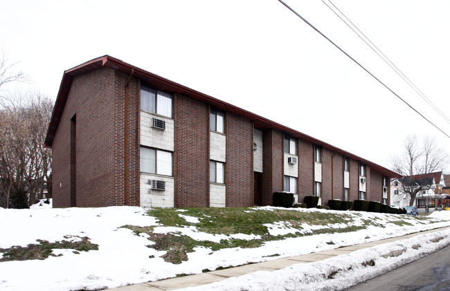 717 Highland Ave in New Castle, PA - Foto de edificio - Building Photo