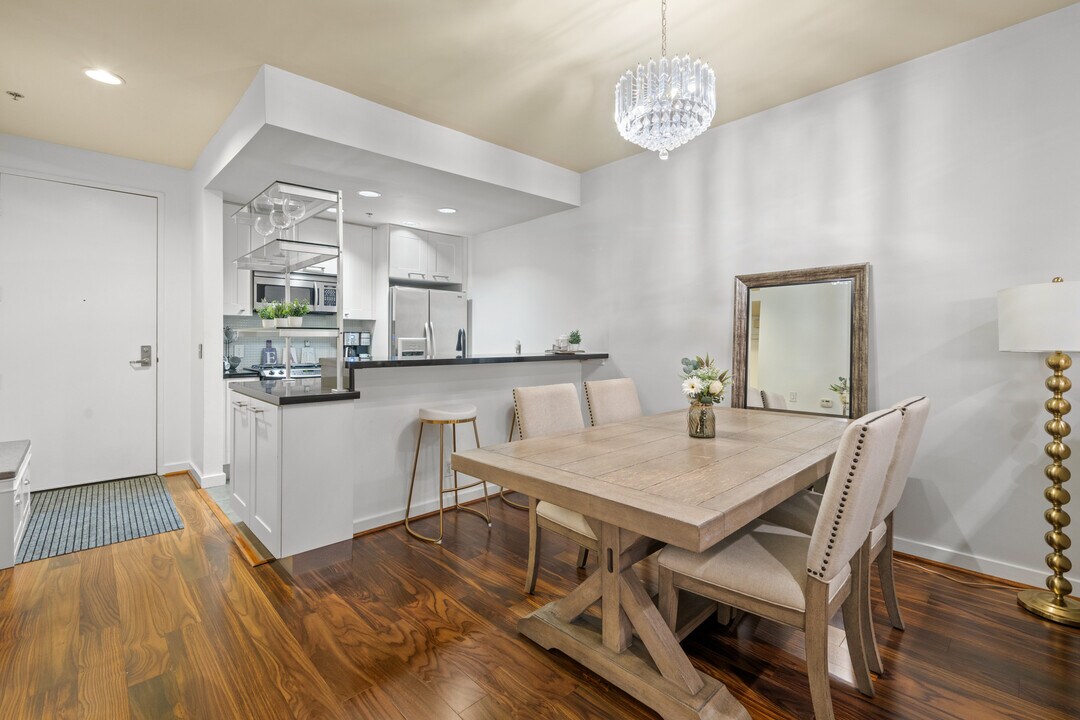 585 N Rossmore Ave in Los Angeles, CA - Building Photo