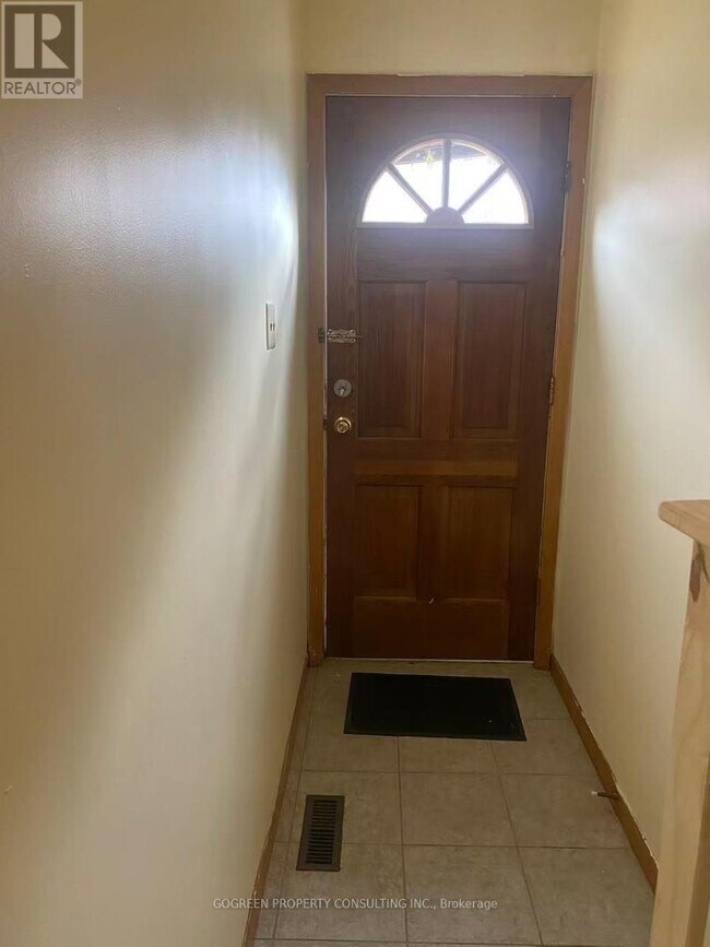 243 Shawnee Cir in Toronto, ON - Building Photo - Building Photo