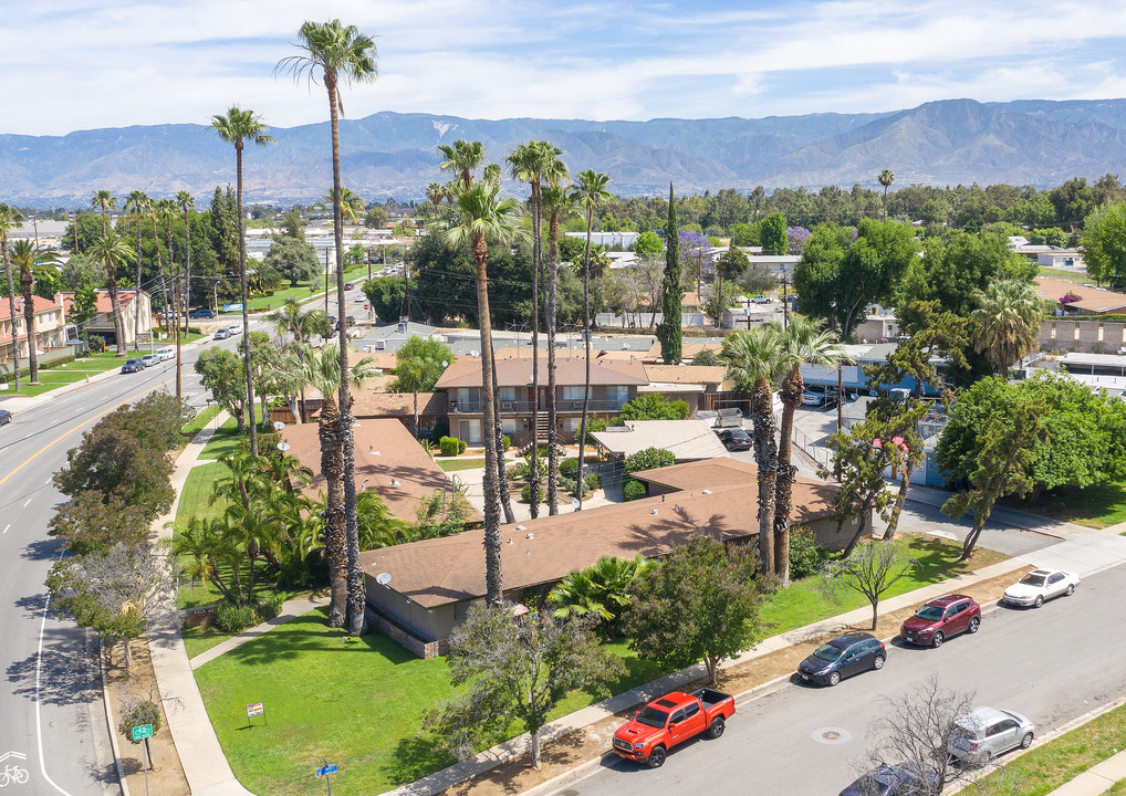 Palm Gardens in Redlands, CA - Foto de edificio