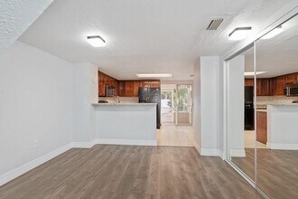 8519 J R Manor Dr in Tampa, FL - Building Photo - Building Photo