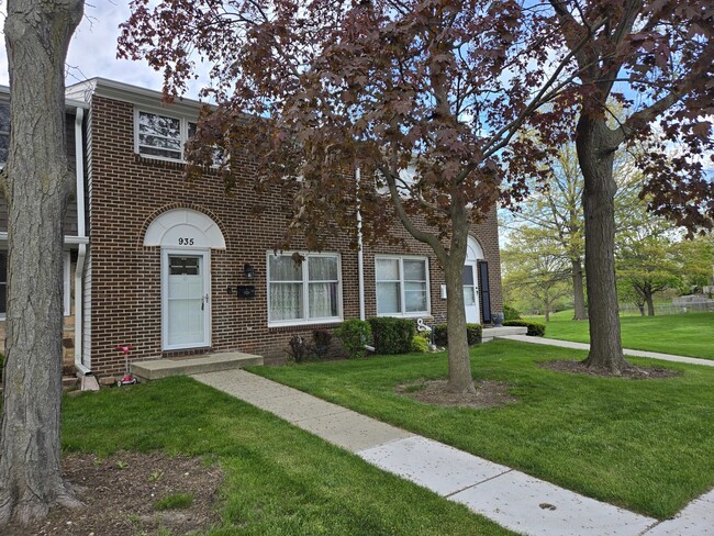 property at 935 Banbury Ct
