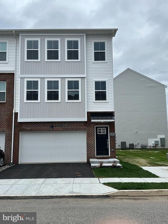 56 Continental Wy in Bridgeport, PA - Building Photo