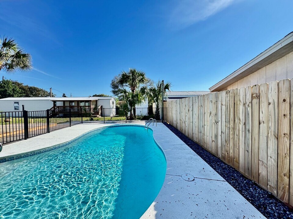 325 Hibiscus Dr in Panama City Beach, FL - Building Photo