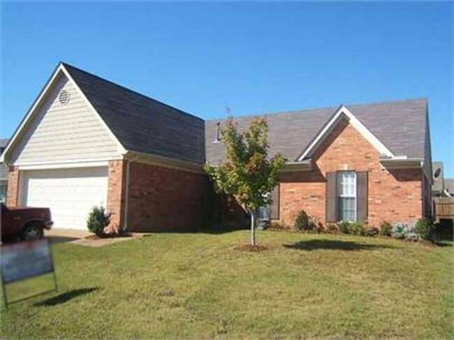 2715 Long Shadow Ln in Memphis, TN - Foto de edificio - Building Photo