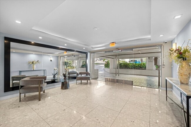 8530 Holloway Dr, Unit 306 in West Hollywood, CA - Building Photo - Building Photo