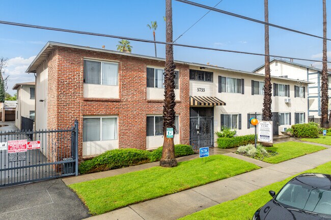 Chateau Laurel Apartments in North Hollywood, CA - Building Photo - Building Photo
