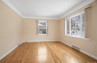 242 Preston Ave in Waterford Township, MI - Foto de edificio - Building Photo