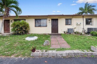 28214 SW 143rd Ct in Homestead, FL - Building Photo