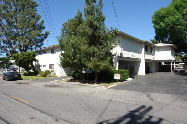 7004 Woodman Ave in Van Nuys, CA - Building Photo - Building Photo