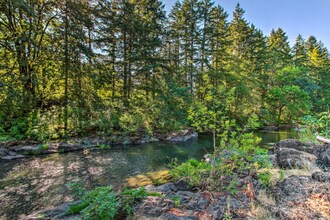 37462 Row River Rd in Dorena, OR - Foto de edificio - Building Photo