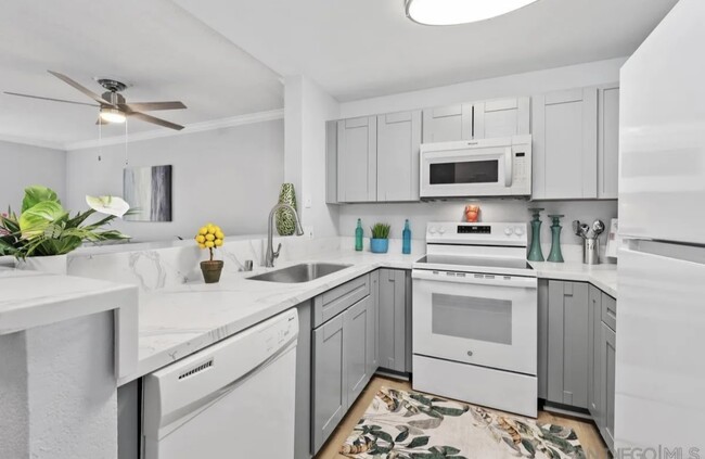 8889 Caminito Plaza Centro, Unit 7326 in San Diego, CA - Foto de edificio - Building Photo