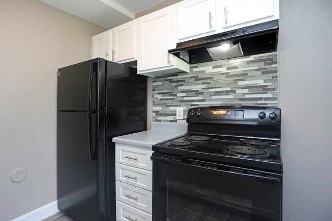 Fairview Apartments in Aurora, CO - Building Photo - Interior Photo