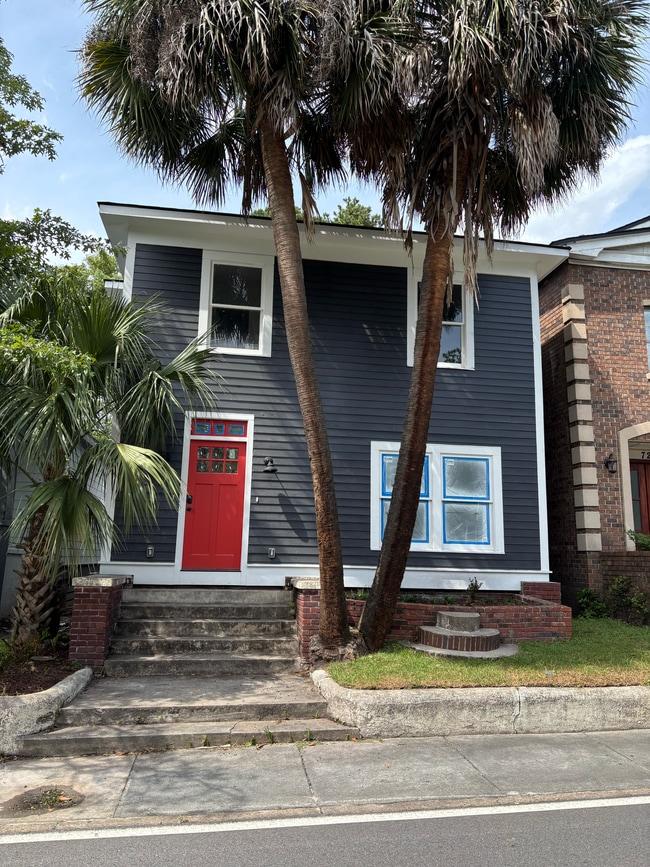 property at 724 W Victory Dr