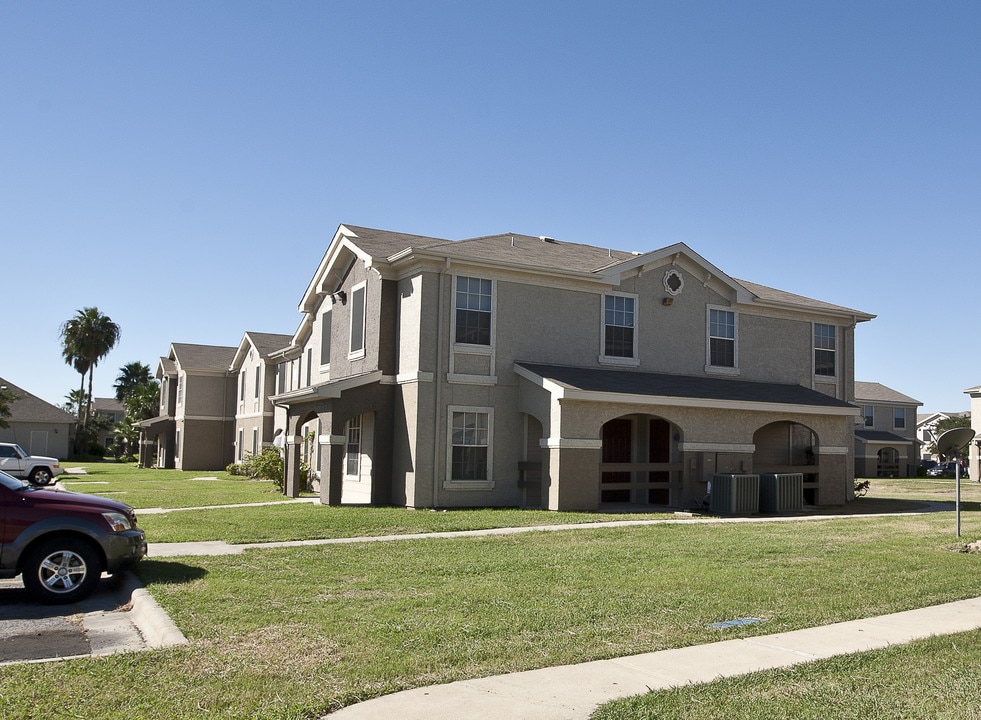 Paseo Plaza in Brownsville, TX - Building Photo