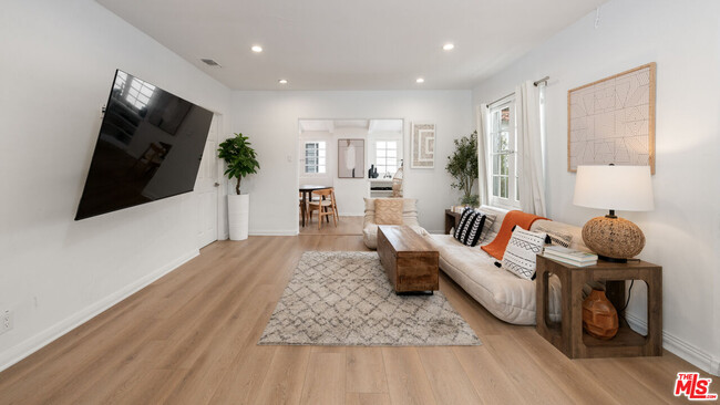 237 S Doheny Dr in Beverly Hills, CA - Building Photo - Building Photo