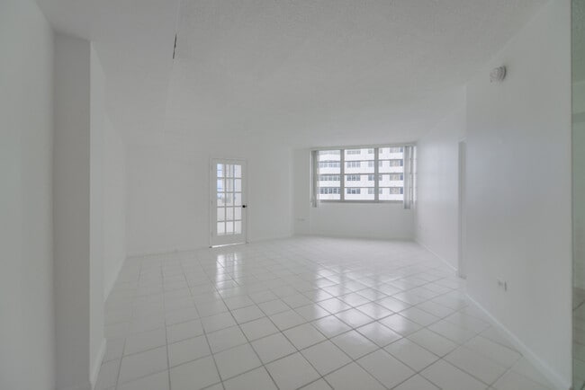 801 Brickell Bay Dr, Unit 1567 in Miami, FL - Building Photo - Building Photo