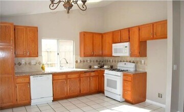 42810 Fanchon Ave in Lancaster, CA - Foto de edificio - Building Photo
