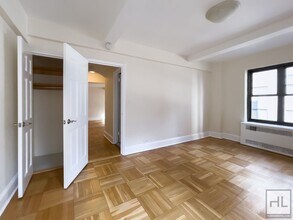 EAST 56 STREET in New York, NY - Foto de edificio - Building Photo