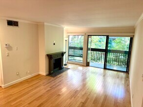 950 N Kings Rd, Unit 143 in West Hollywood, CA - Building Photo - Building Photo