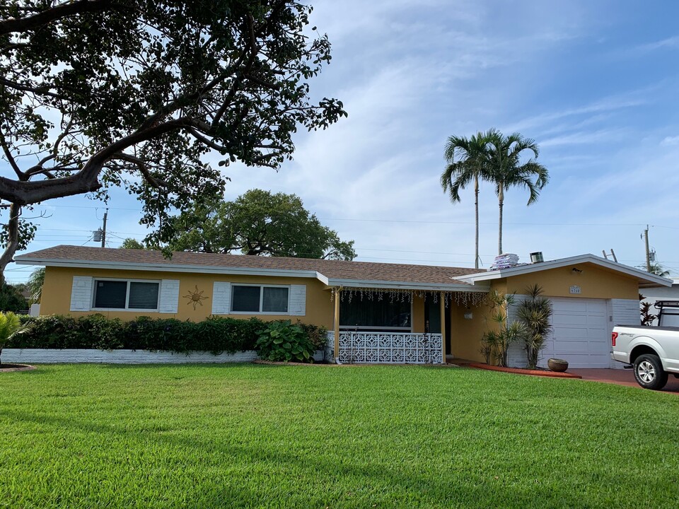 6760 SW 11th St in Pembroke Pines, FL - Foto de edificio