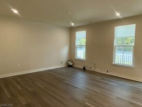 8 Owen Ct in Franklin Township, NJ - Building Photo - Building Photo