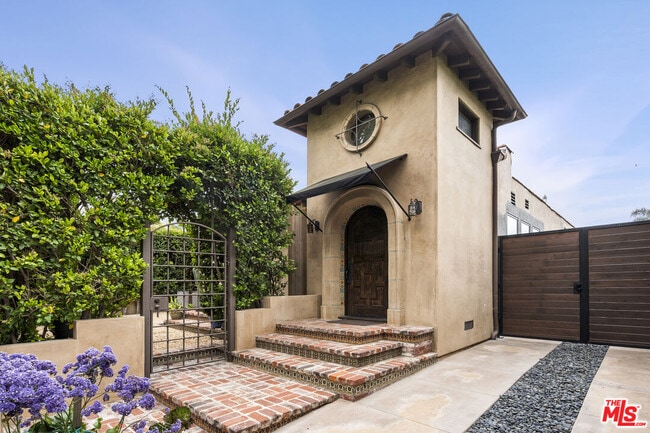 435 Westmount Dr in West Hollywood, CA - Building Photo - Building Photo