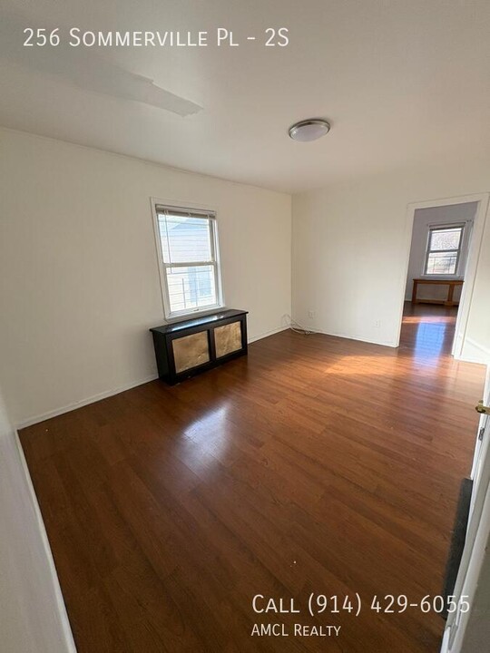 256 Sommerville Pl in Yonkers, NY - Building Photo