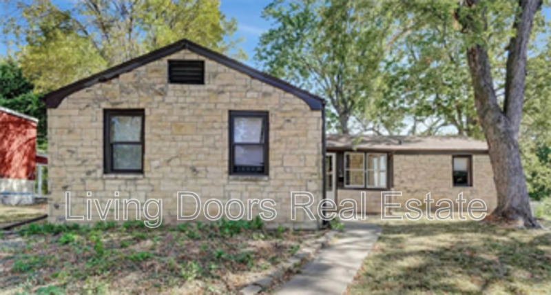 348 S 38th St in Lincoln, NE - Building Photo