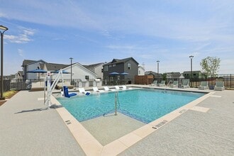 YardHomes Trailside in Pflugerville, TX - Foto de edificio - Building Photo