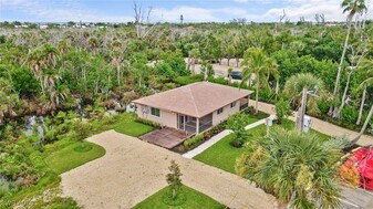 1046 Periwinkle Way in Sanibel, FL - Building Photo