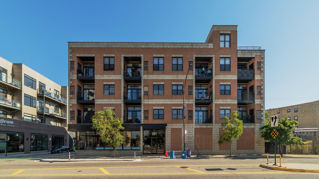 651 N Milwaukee Ave in Chicago, IL - Building Photo