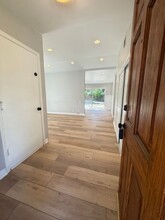 315 N Sabra Ave in Oak Park, CA - Foto de edificio - Building Photo
