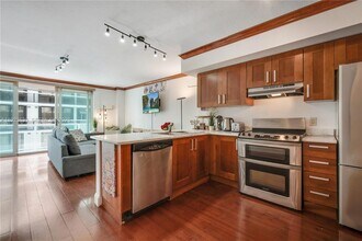 9499 Collins Ave, Unit 1005 in Surfside, FL - Foto de edificio - Building Photo