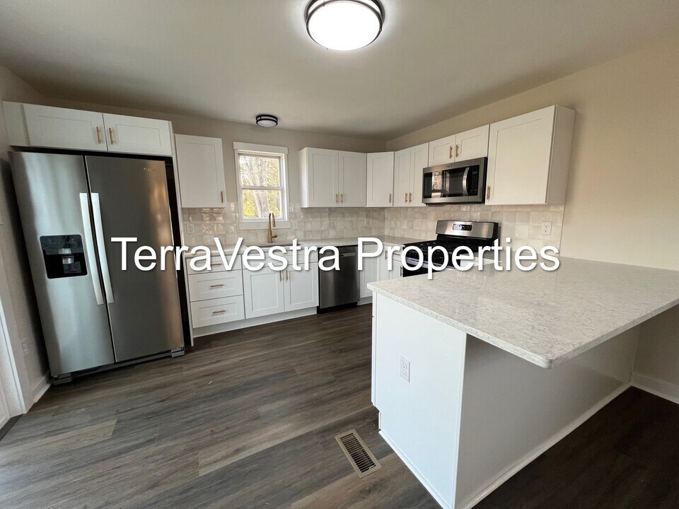 100 Jerrys Ave in Clayton, NJ - Building Photo