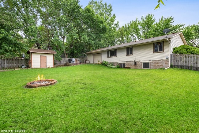 8344 69th St S in Cottage Grove, MN - Foto de edificio - Building Photo