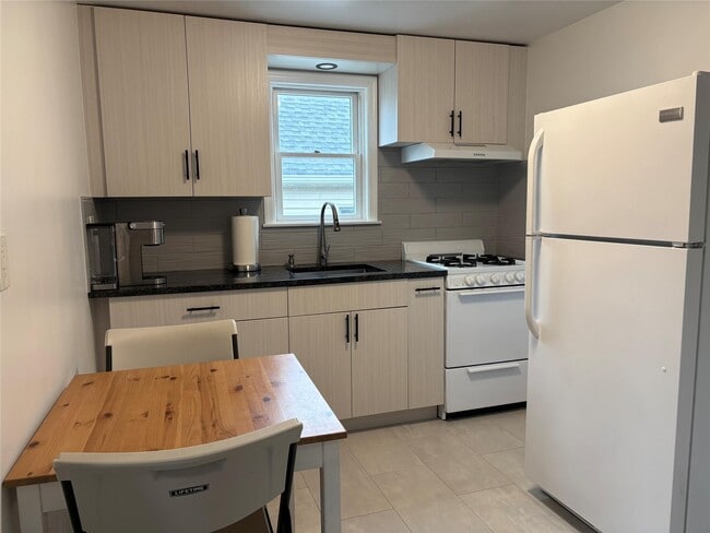 322 E Penn St in Long Beach, NY - Building Photo - Building Photo
