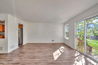 6 Esplanade Way in Berkeley Township, NJ - Building Photo - Building Photo