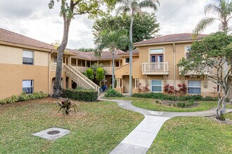 Palm Lakes Condominiums in West Palm Beach, FL - Building Photo - Building Photo